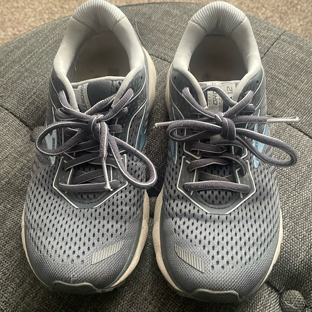 Grey Brooks sneakers size 7